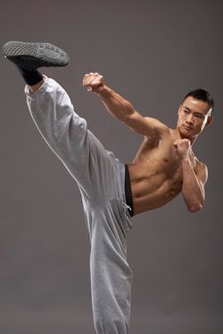 ورزش رزمی کاراته تکواندو مبارزه 2