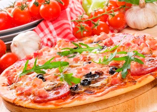 پیتزا با تزیین گوجه و سیر 