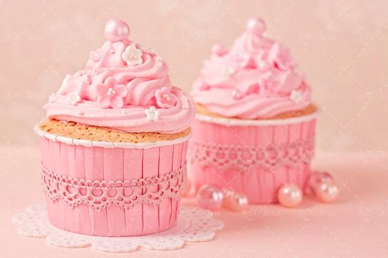 کیک شیرینی خامه ای صورتی 