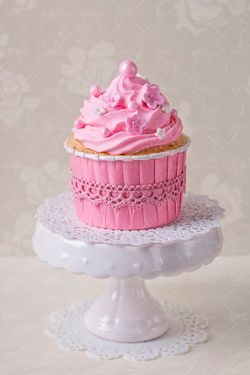 شیرینی خامه ای صورتی رنگ 