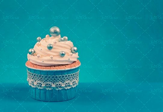 شیرینی خامه ای آبی رنگ 