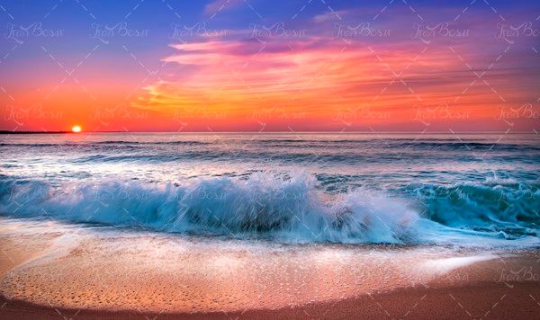 ساحل شنی دریا مواج 