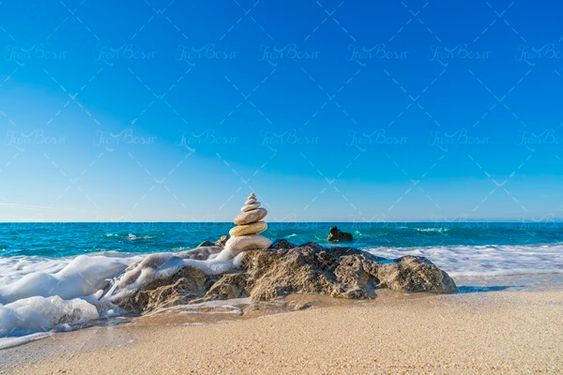 ساحل سنگی دریایی بیکران 