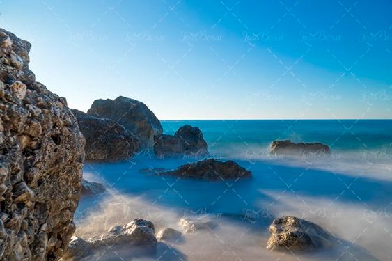 منظره ساحل سنگی دریا 