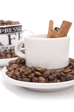 دانه های قهوه دور فنجان  قهوه 