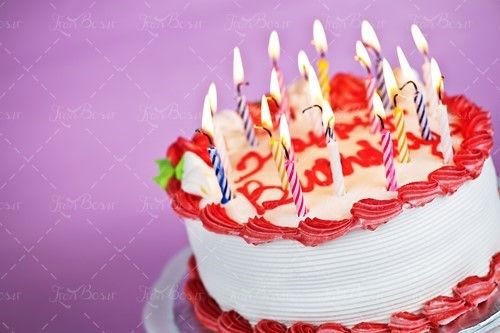 کیک تولد همراه با شمع معمولی 