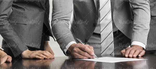 قرار داد معامله امضاء کردن قرار داد