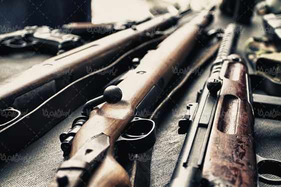 تفنگ تپانچه جنگ افزار قدیمی موزه