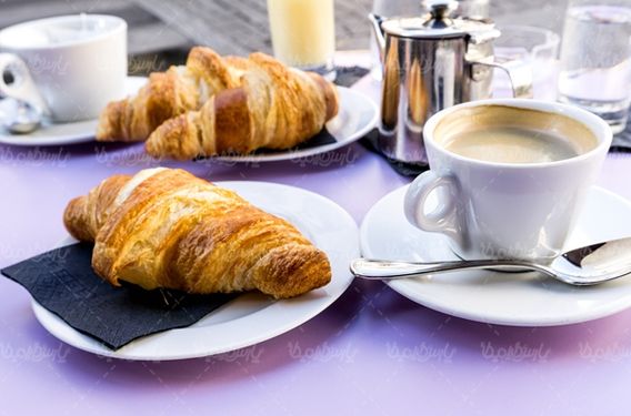 میز صبحانه فنجان قهوه نان شیرینی