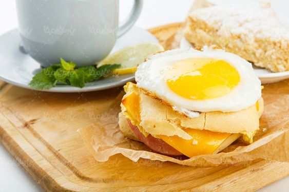 میز صبحانه فنجان قهوه نیمرو تخم مرغ عسلی