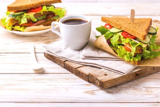 ساندویچ سبزیجات فنجان قهوه صبحانه