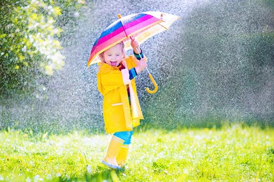 بارش شدید باران چتر بیمه دختر بچه