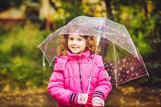 بارش شدید باران چتر بیمه دختر بچه