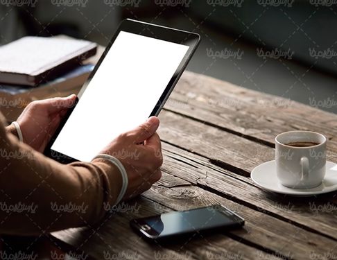 تبلت میز چوبی فنجان قهوه موبایل