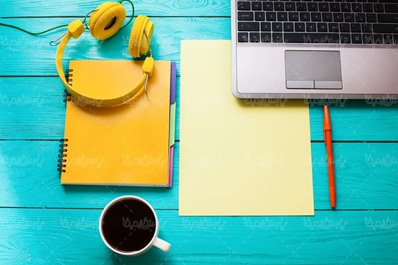 لپ تاپ میز چوبی میز کار فنجان قهوه