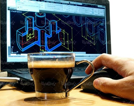 لپ تاپ میز چوبی میز کار فنجان قهوه