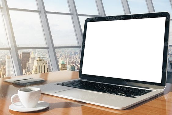 لپ تاپ میز چوبی میز کار فنجان قهوه