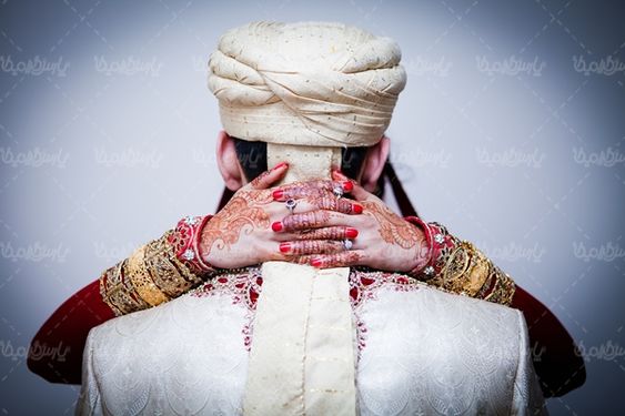 عروس و داماد آرایش دست لاک ناخن