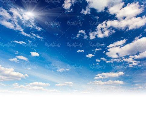 آسمان آبی توده های ابر سفید