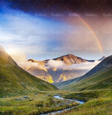 آسمان آبی توده های ابر سفید