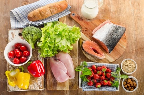 ماهی گوشت مرغ سبزیجات تخته آشپزی