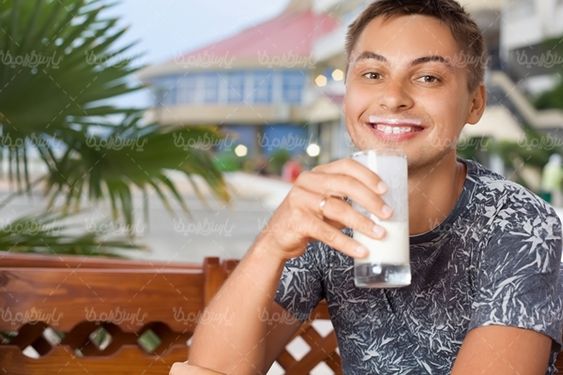 شیر لبنیات لیوان شیر مرد جوان