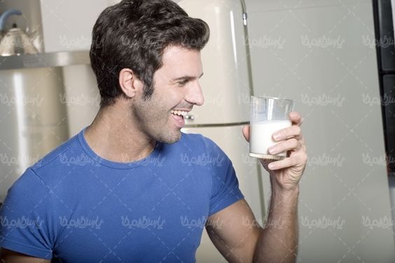 شیر لبنیات لیوان شیر مرد جوان