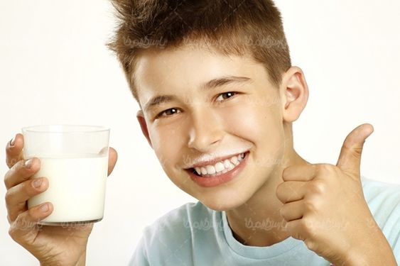 شیر لبنیات لیوان شیر پسر بچه نوجوان