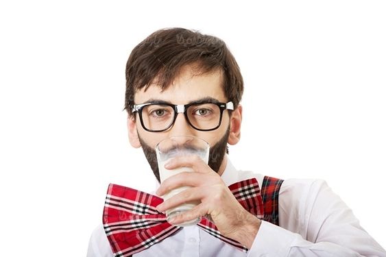 شیر لبنیات لیوان شیر مرد جوان