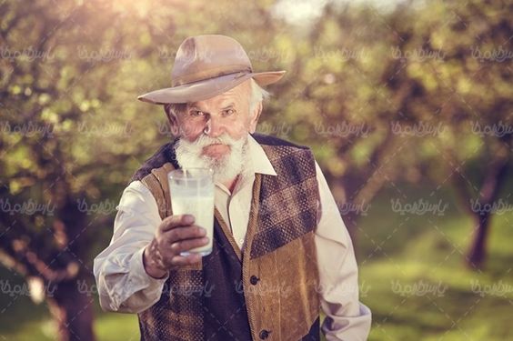 شیر لبنیات لیوان شیر پیرمرد