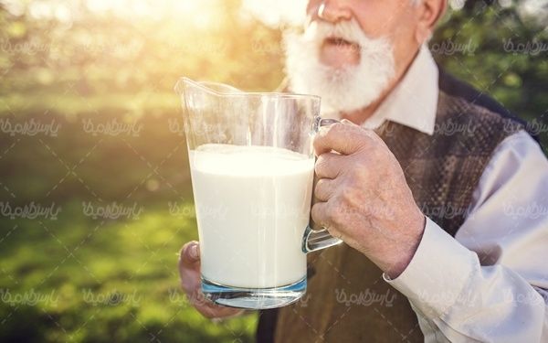 شیر لبنیات لیوان شیر پیرمرد