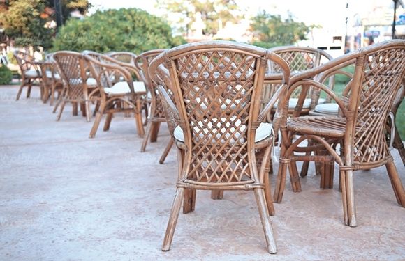 رستوران میز چوبی صندلی حصیری