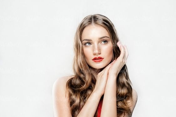سالن آرایش میکاپ صورت چهره دختر