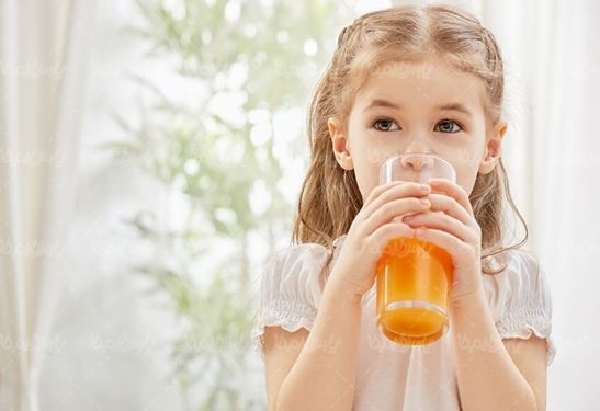 بچه کودک آب میوه طبیعی آبمیوه