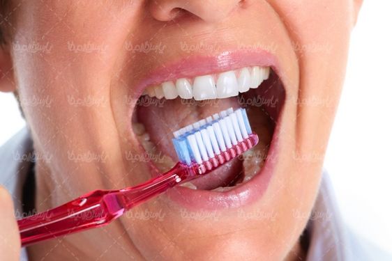 عکس با کیفیت مسواک زدن