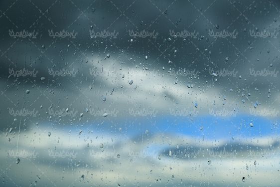 قطرات آب روی شیشه