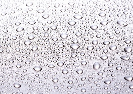 قطرات آب روی شیشه