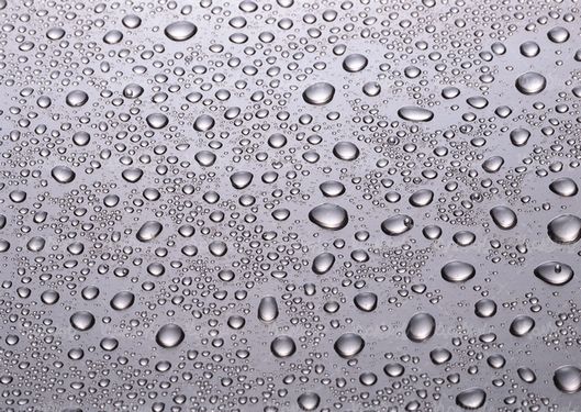 قطرات آب روی شیشه
