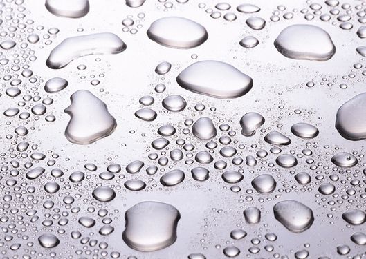 قطرات آب روی شیشه