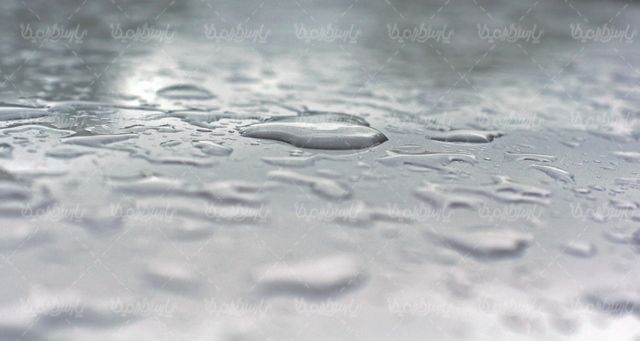 قطرات آب روی شیشه
