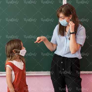 ماسک زدن دانش آموز
