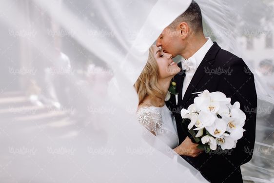 Bride and groom photo pose