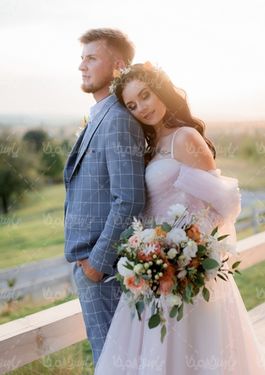 Bride and groom photo pose