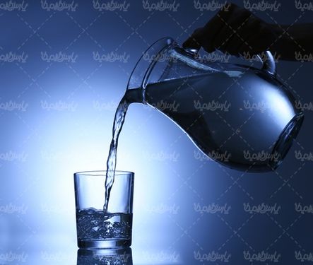 ریختن آب در لیوان