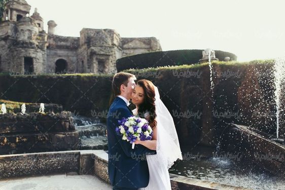 Bride and groom photo pose