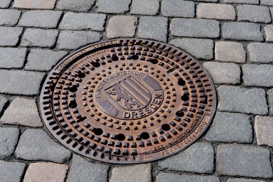 Manhole valve