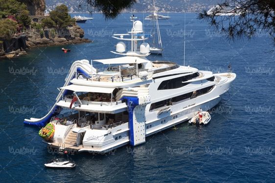 Pleasure boat