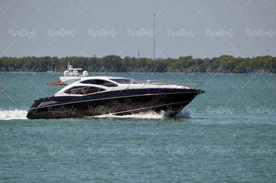 Pleasure boat