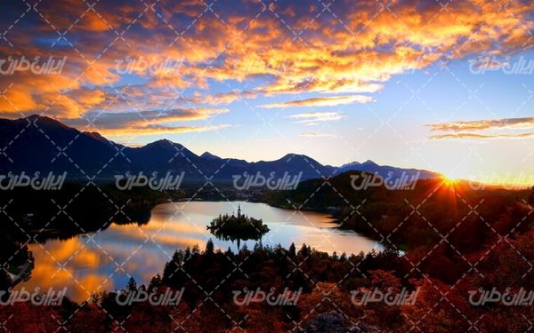 تصویر با کیفیت غروب زیبای آفتاب به همراه دریاچه و درخت