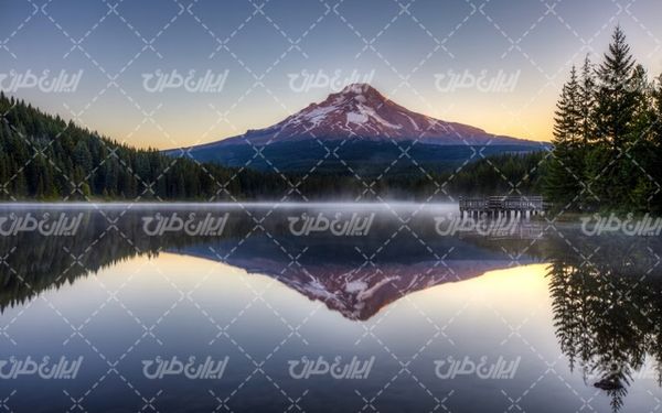تصویر با کیفیت دریاچه زیبا به همراه کوه و جنگل ، برف